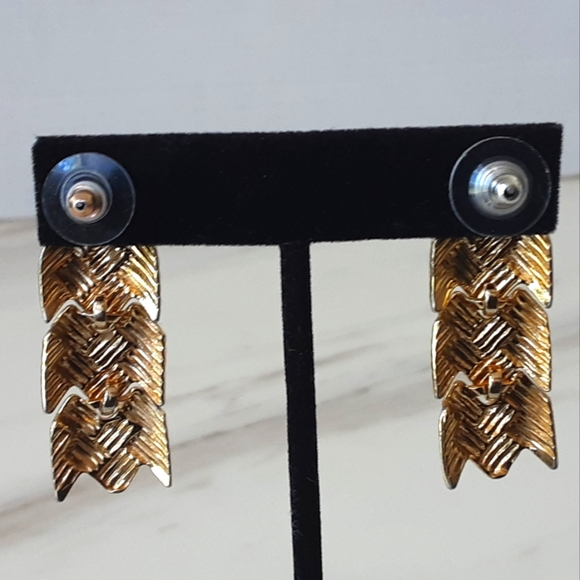 Arrow Textured Ribbed Gold Plate Articulate Dangle Pierced Earring 1.5" - Vtg - Picture 5 of 7